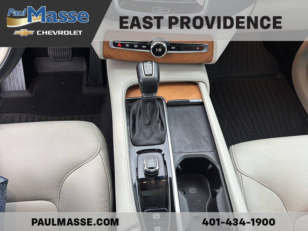 2022 Volvo XC90 T6 AWD Momentum 6P